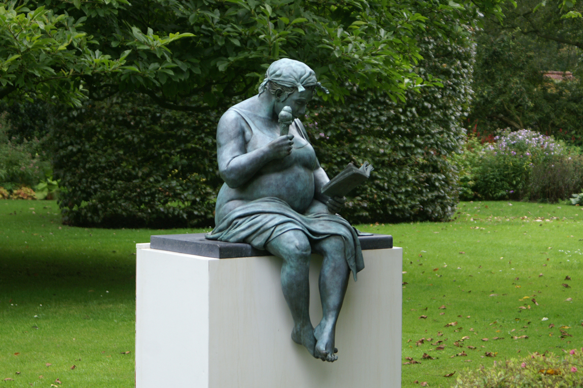 Véronique Clamot - L'intrigue - Bronze sculpture - Baigneuse - d'Haudrecy Art Gallery - H: +/- 110 cm